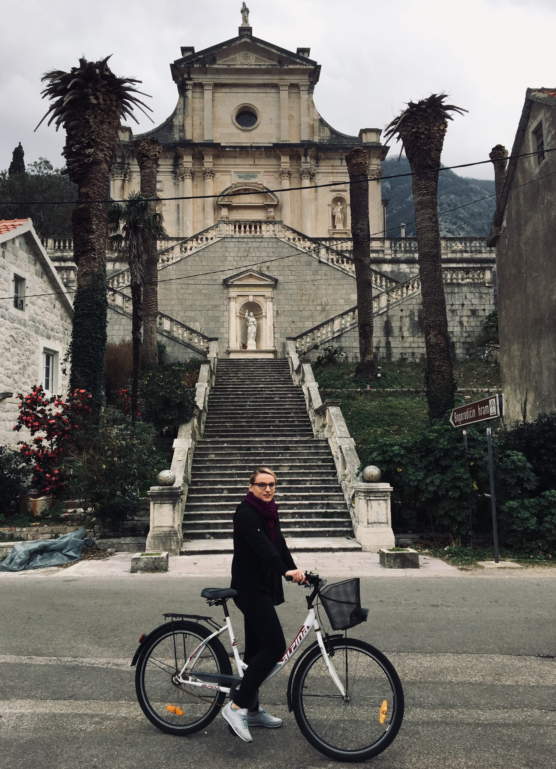 rower na tle kościółka w zatoce kotorskiej