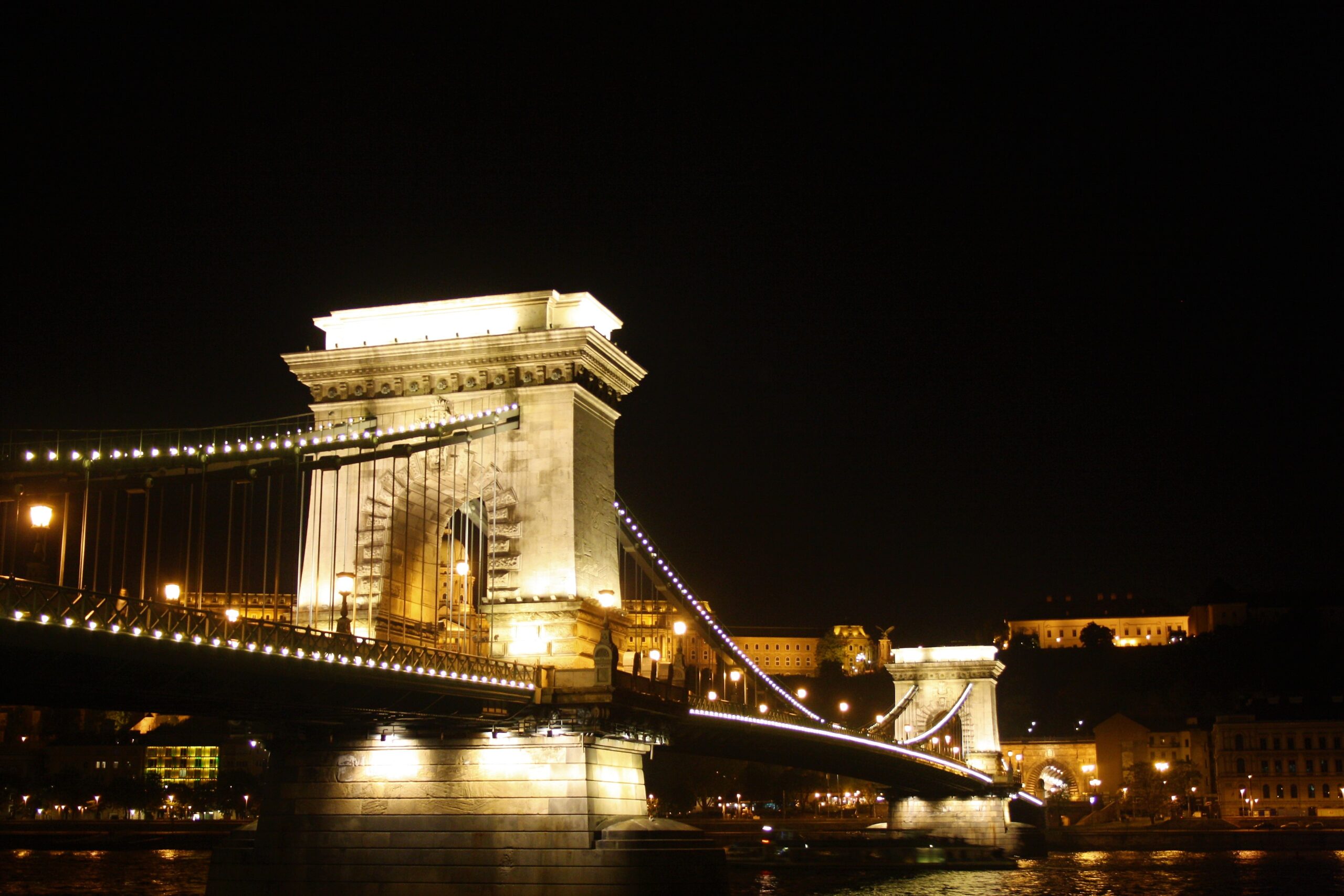 most łańcuchowy w budapeszcie nocą